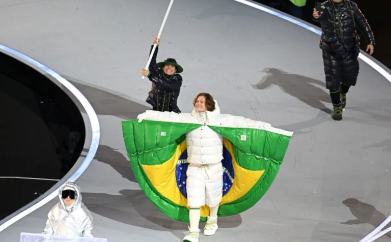 Brasil desfila na abertura dos Jogos Olímpicos de Inverno Milão-Cortina 2026