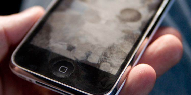 Seu celular pode estar cheio de vírus e bactérias e você nem percebe