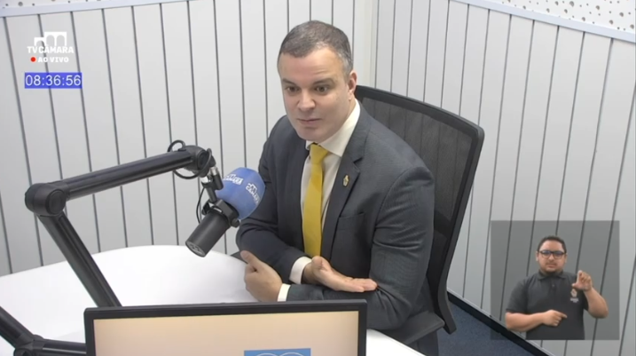 Vereador Rodrigo Sá reage a críticas sobre excesso de moções e defende homenagens no parlamento