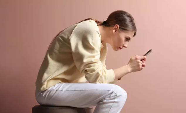 Celulares poderão ter alerta obrigatório sobre danos à coluna nas embalagens