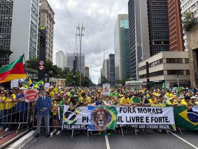 Flávio Bolsonaro participa de manifestação pela 1ª vez como pré-candidato
