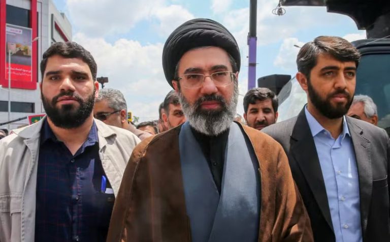 Novo líder supremo do Irã escapou da morte por pouco, diz jornal