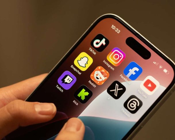 Governo austríaco quer proíbir uso de redes sociais por crianças