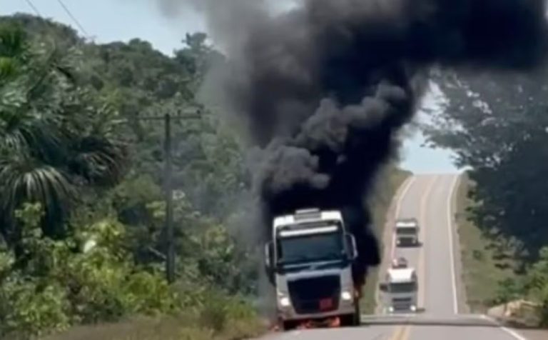 Caminhão-tanque com 50 mil litros de combustível pega fogo na BR-174