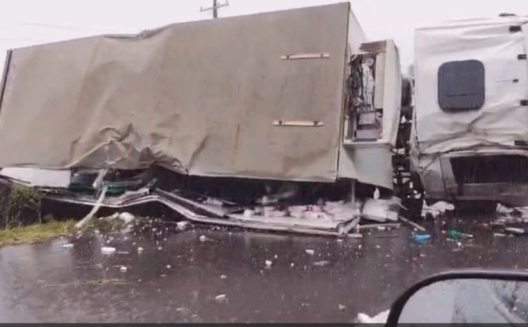 Caminhão baú tomba na AM-070 próximo à entrada de Iranduba