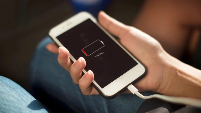 Erro comum ao carregar celular pode danificar seu aparelho; saiba mais