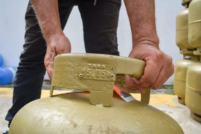 Pesquisa aponta variação de até R$ 20 no preço do botijão de 13kg em Manaus