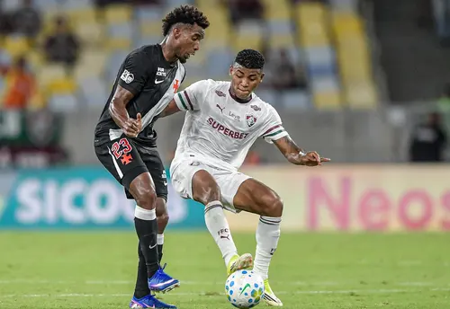 Vasco vira nos acréscimos e vence o Fluminense no Maracanã