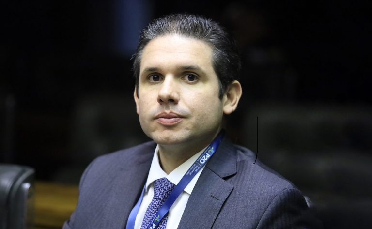 Dono do perfil ‘Alfinetei’ vira réu por difamação contra o presidente da Câmara dos Deputados