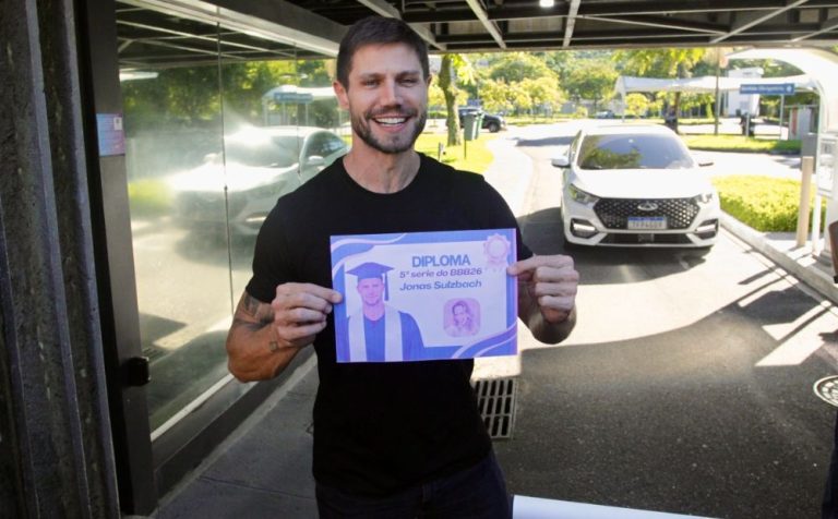 Jonas recebe diploma da quinta série em brincadeira pós-BBB26