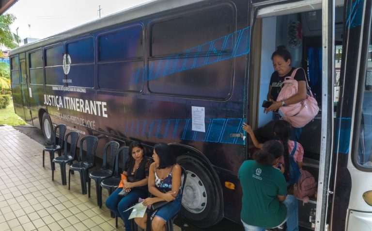 Ônibus da Justiça Itinerante oferece serviços gratuitos para mulheres em Manaus