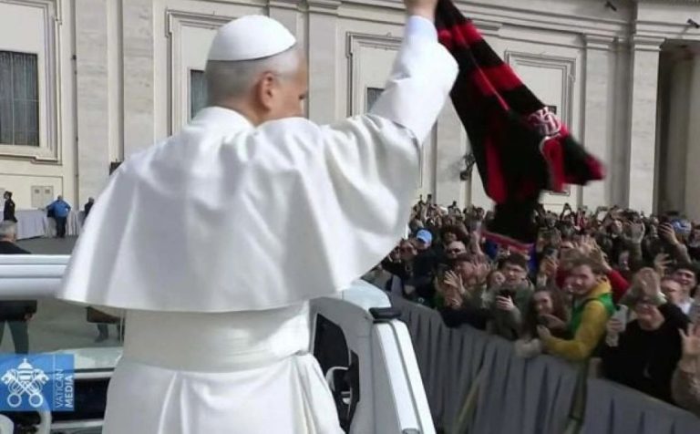 Papa Leão XIV viraliza com camisa do Flamengo durante audiência no Vaticano