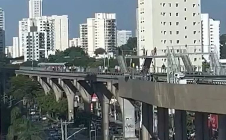 Passageiros andam a 15 metros de altura após falha no monotrilho em SP
