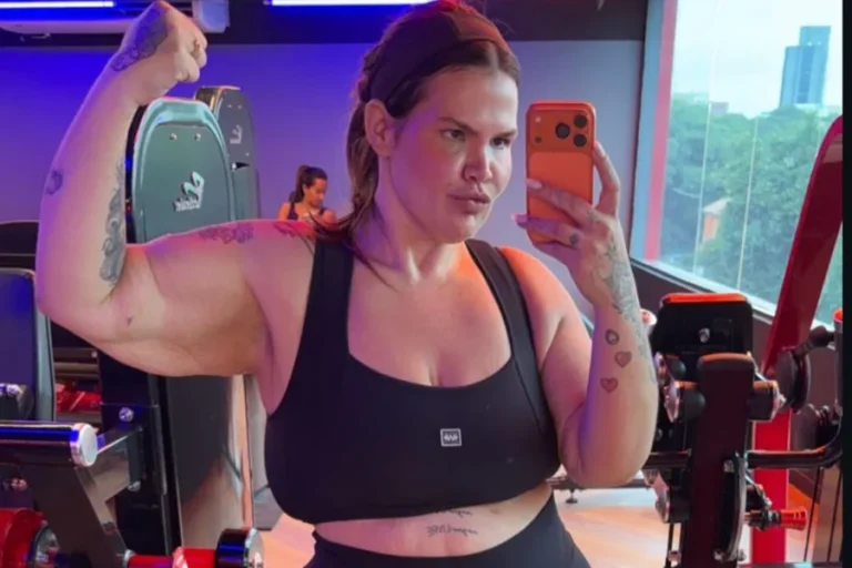 Thais Carla exibe bíceps após perder 85 kg