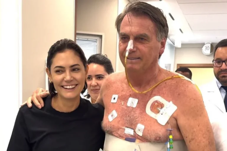 Michelle posta foto com Bolsonaro no hospital: “Seguirei cuidando”