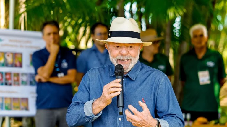Lula retorna a Brasília após dois procedimentos médicos em São Paulo