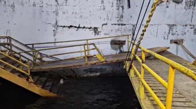 Passarela é recolocada após se desprender na Balsa Amarela