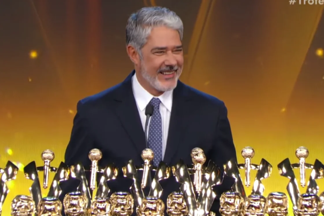 William Bonner recebe 33 estatuetas no Troféu Imprensa 2026 do SBT