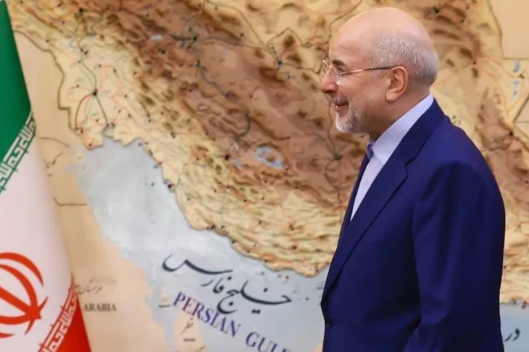 Líder do parlamento do Irã chama bloqueio naval dos EUA de “ignorante