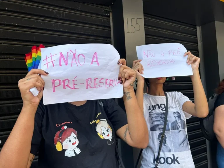 Fãs do BTS protestam em São Paulo contra regra para compra de ingresso