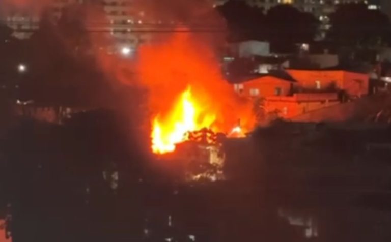 Incêndio de grandes proporções atinge casas no bairro São Jorge