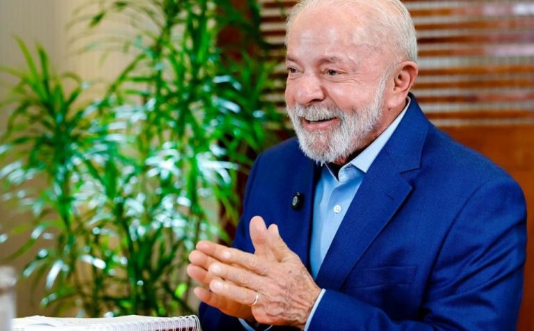 Lula assina atos que ampliam direitos de terceirizados federais