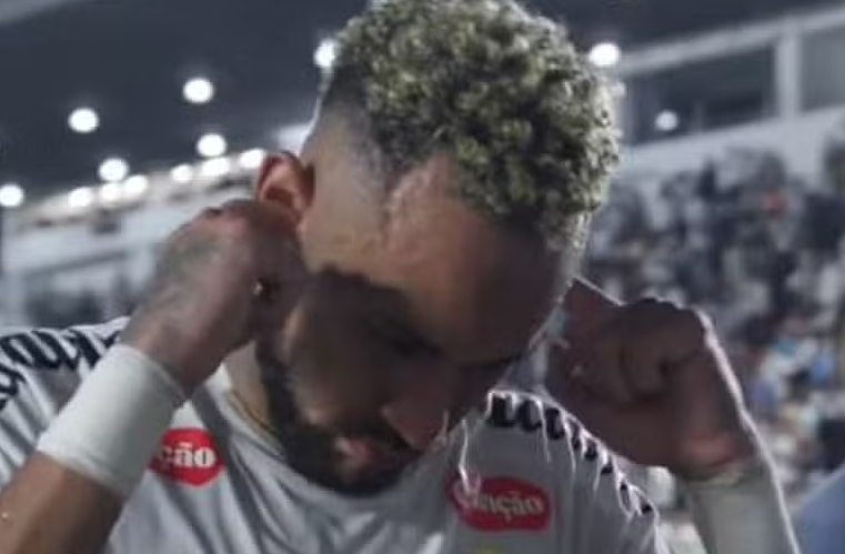 Neymar tapa os ouvidos para não ouvir vaias dos torcedores após derrota para Fluminense