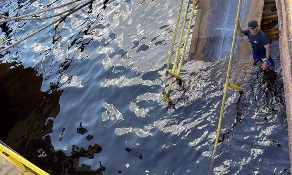 Passarela de acesso à Balsa Amarela desaba no Porto da Manaus Moderna