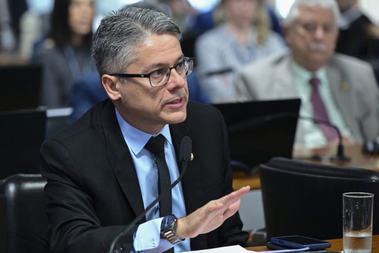 Família de Alexandre de Moraes processa senador por falas sobre PCC