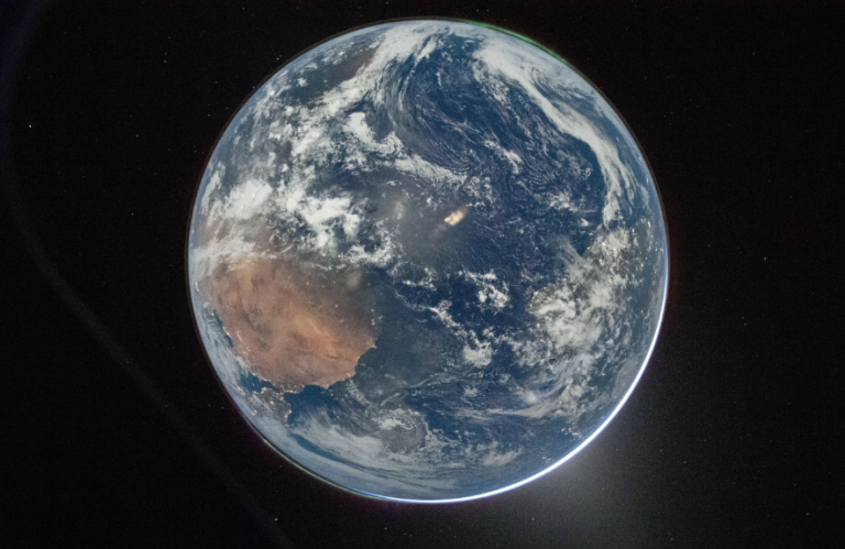 Nasa divulga a primeira imagem da Terra feita pelo comandante da Artemis II