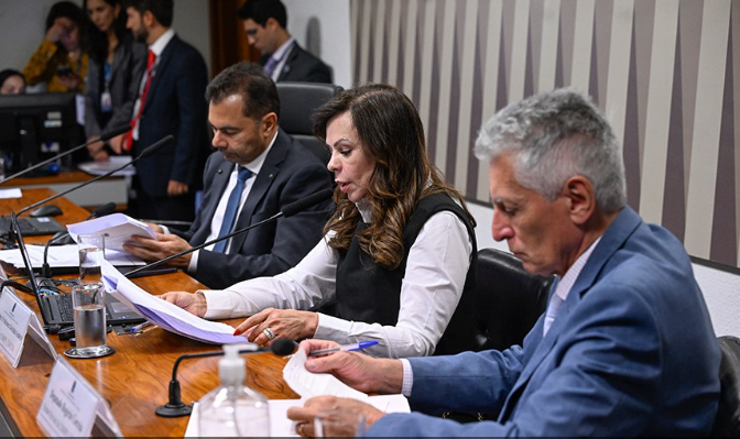 Comissão aprova novo piso dos professores e salário pode chegar a R$ 5,1 mil