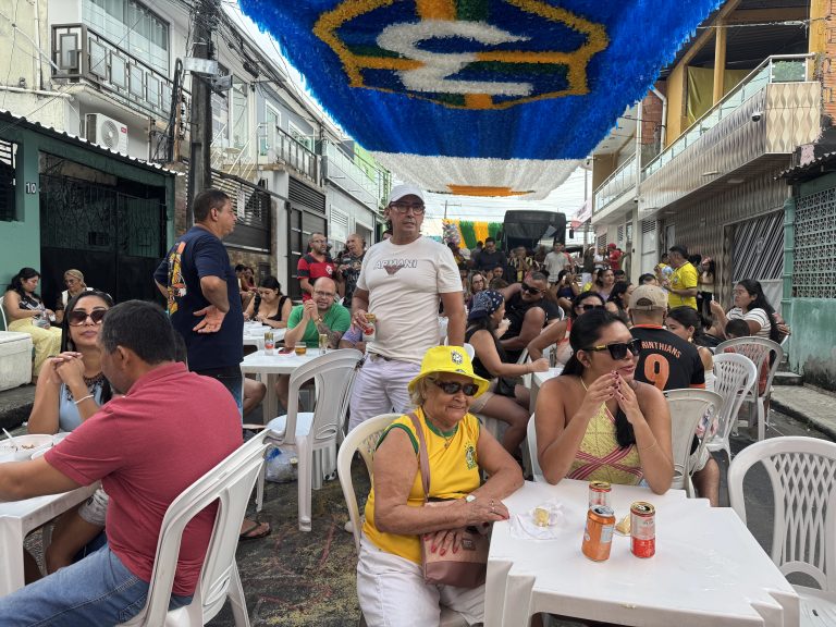 Pagode, samba e feijoada animam tradicional Rua da Copa em Manaus