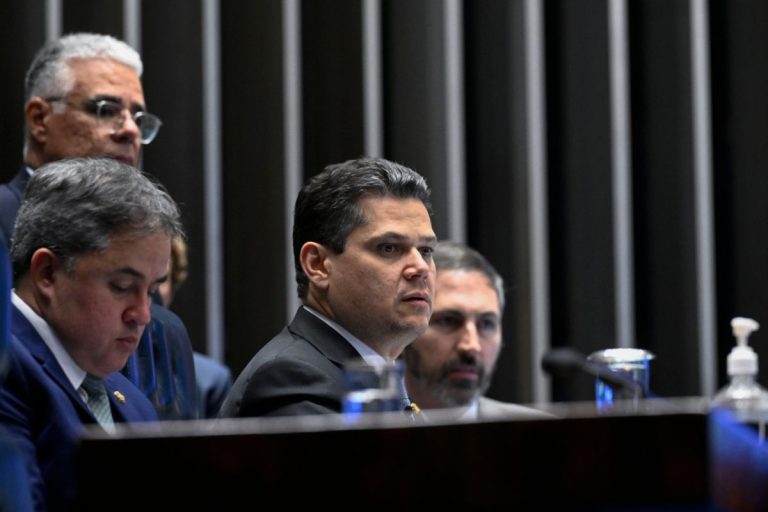 Fim da escala 6×1 avança, mas encontra novo desafio no Senado; entenda