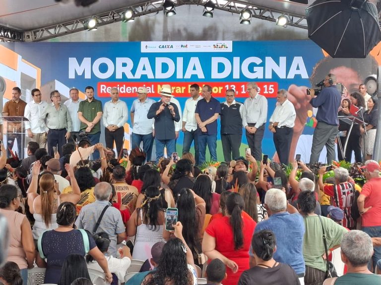 Lula promete voltar a Manaus para fazer mais entregas