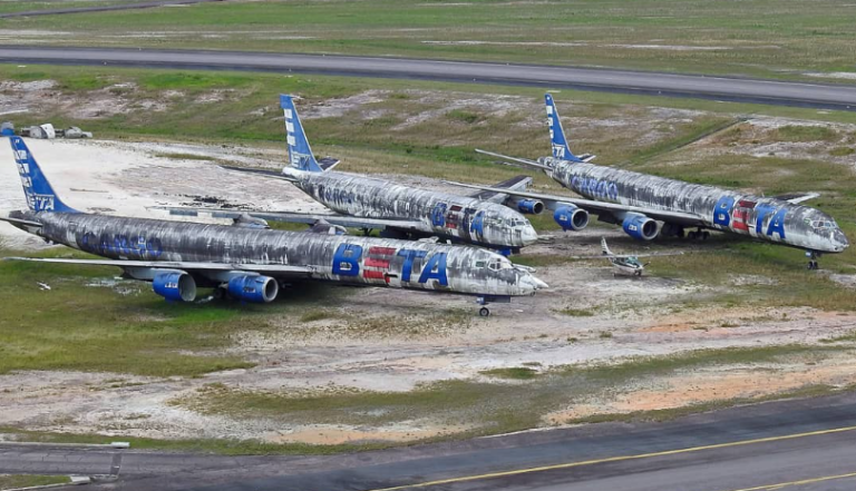 Aviões abandonados há mais de 10 anos em Manaus vão a leilão