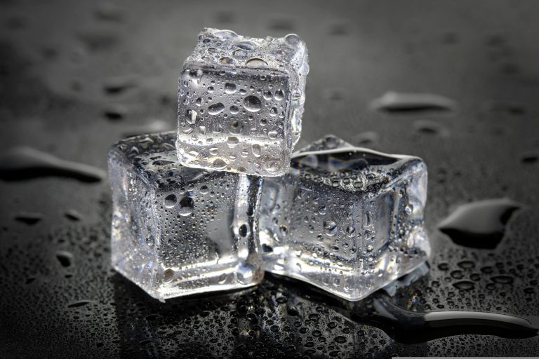Saiba mitos e verdades sobre usar gelo na skincare pela manhã