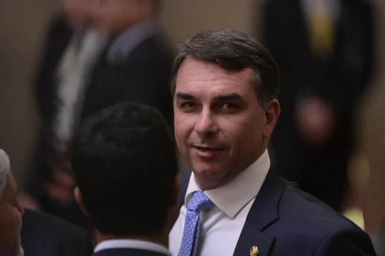 Flávio Bolsonaro na posse de Nunes Marques: “Espero um TSE imparcial”