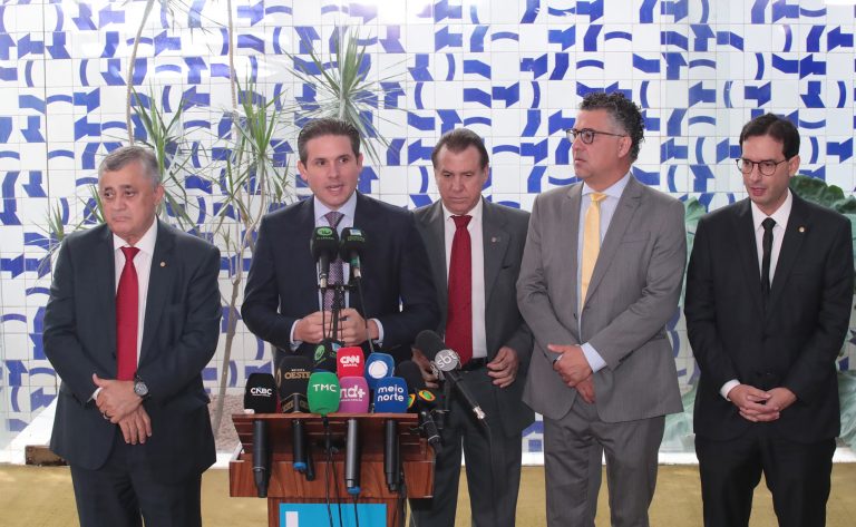 Jornada de trabalho pode cair para 40 horas sem redução salarial, diz Hugo Motta