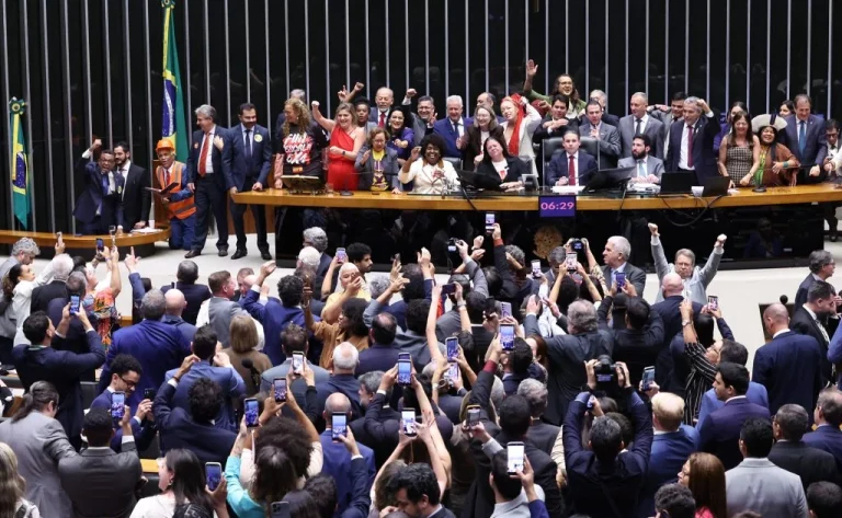 Câmara aprova PEC do fim da escala 6×1 em 1º turno; votação continua