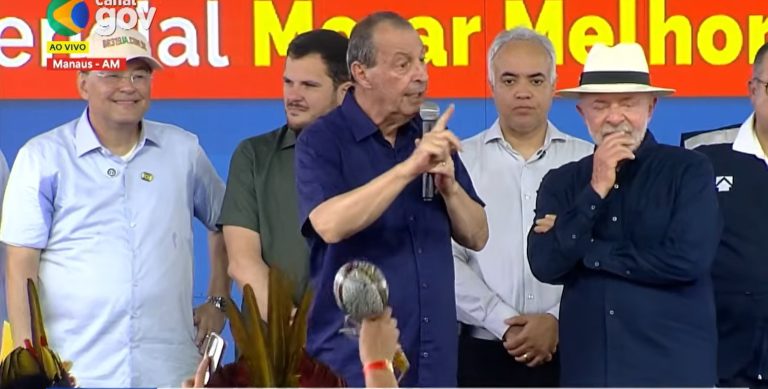 “Presidente não veio para passear de moto”, diz Omar a Lula em Manaus