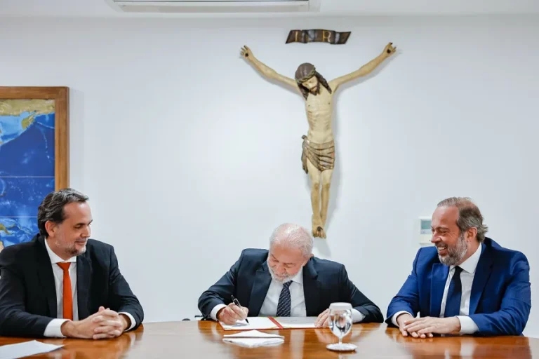 Lula assina MP para reduzir preço da gasolina e diesel no Brasil
