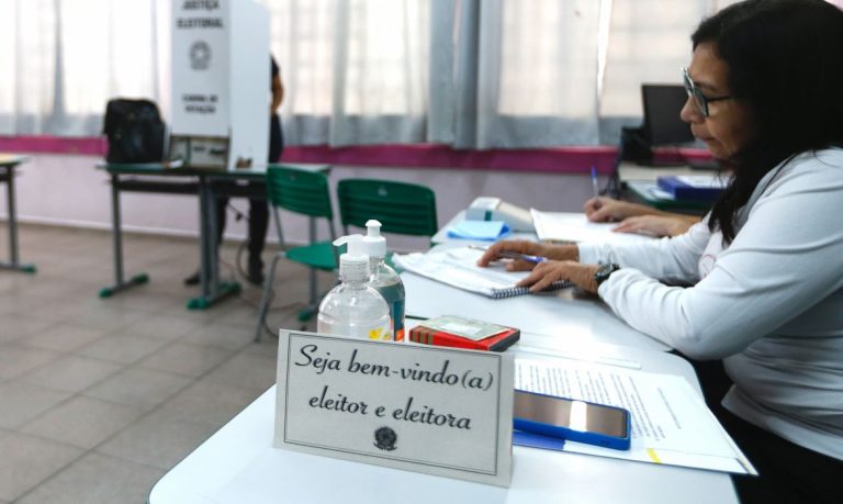 Folga em dobro, auxílio e horas complementares: conheça os benefícios de ser mesário voluntário