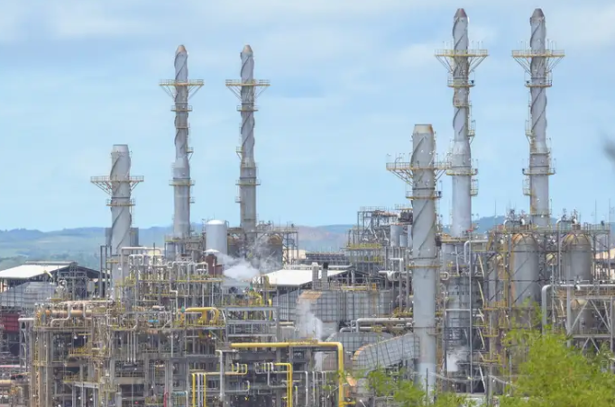 Enquanto Petrobras acelera produção, refinaria de Manaus opera só com 30%