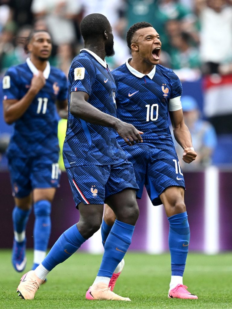 França vence Iraque com dois gols de Mbappé e se classifica para 2° fase