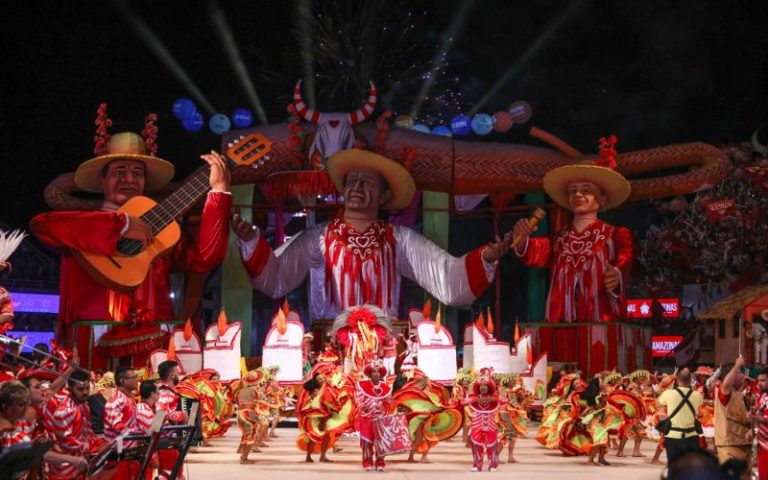 Festival de Parintins: lenda de Pai Francisco e Catirina renasce a cada junho