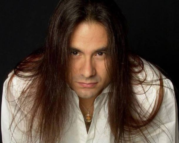 Sete anos sem André Matos: o legado do maestro do rock metal do Brasil