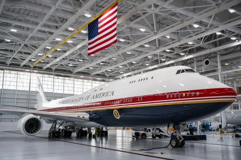 EUA apresenta novo avião presidencial, presente do Catar para Trump
