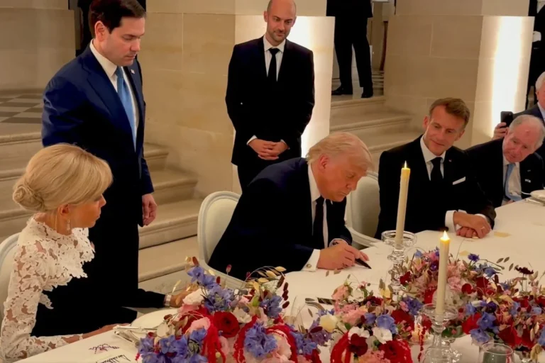 Casa Branca divulga imagens de Trump assinando acordo de paz entre EUA e Irã