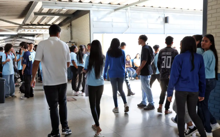 Proposta quer que estudantes com CadÚnico tenham acesso gratuito a cursinhos em Manaus