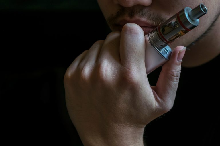 Vape com efeito gelado pode afetar ritmo cardíaco, afirma estudo